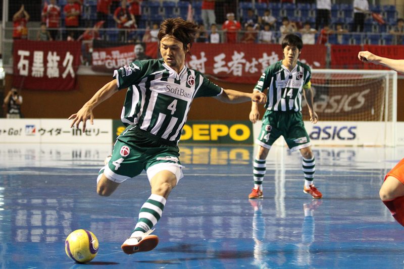 2011年 名古屋戦で シュートを狙う背番号4